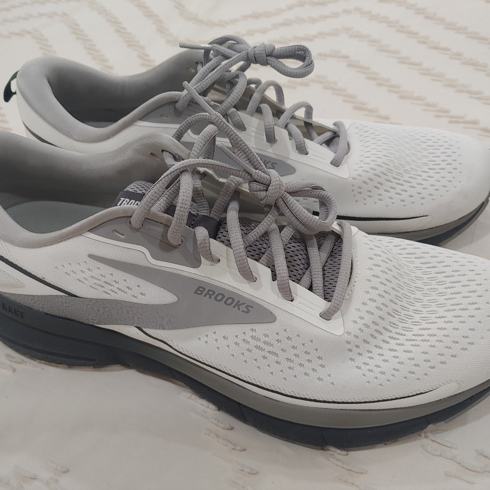Brooks Trace 3 Men's Size 13 White and Gray Only Worn Once. Cleaned.